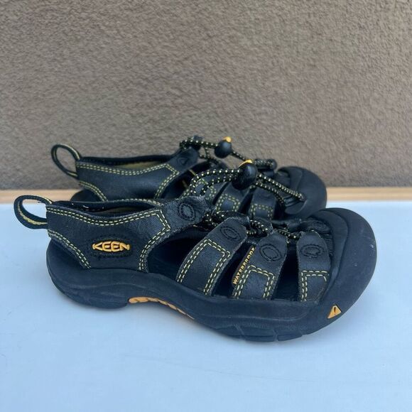 Keen Sandals Kids Size US 10 (EU 27) Black Closed Wide Toe Box Comfort Waterproo - Picture 1 of 6